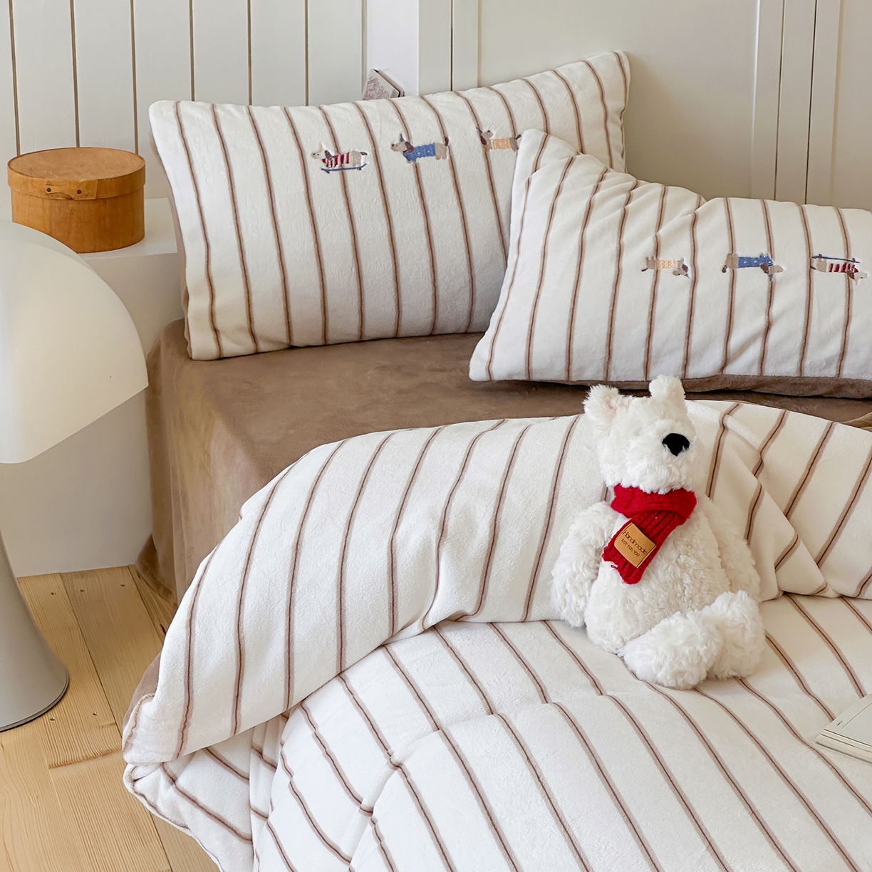 91家纺网 家纺一手货源 找家纺 优悦生活馆 2025新款牛奶绒卡通印花刺绣四件套系列 条纹狗-咖