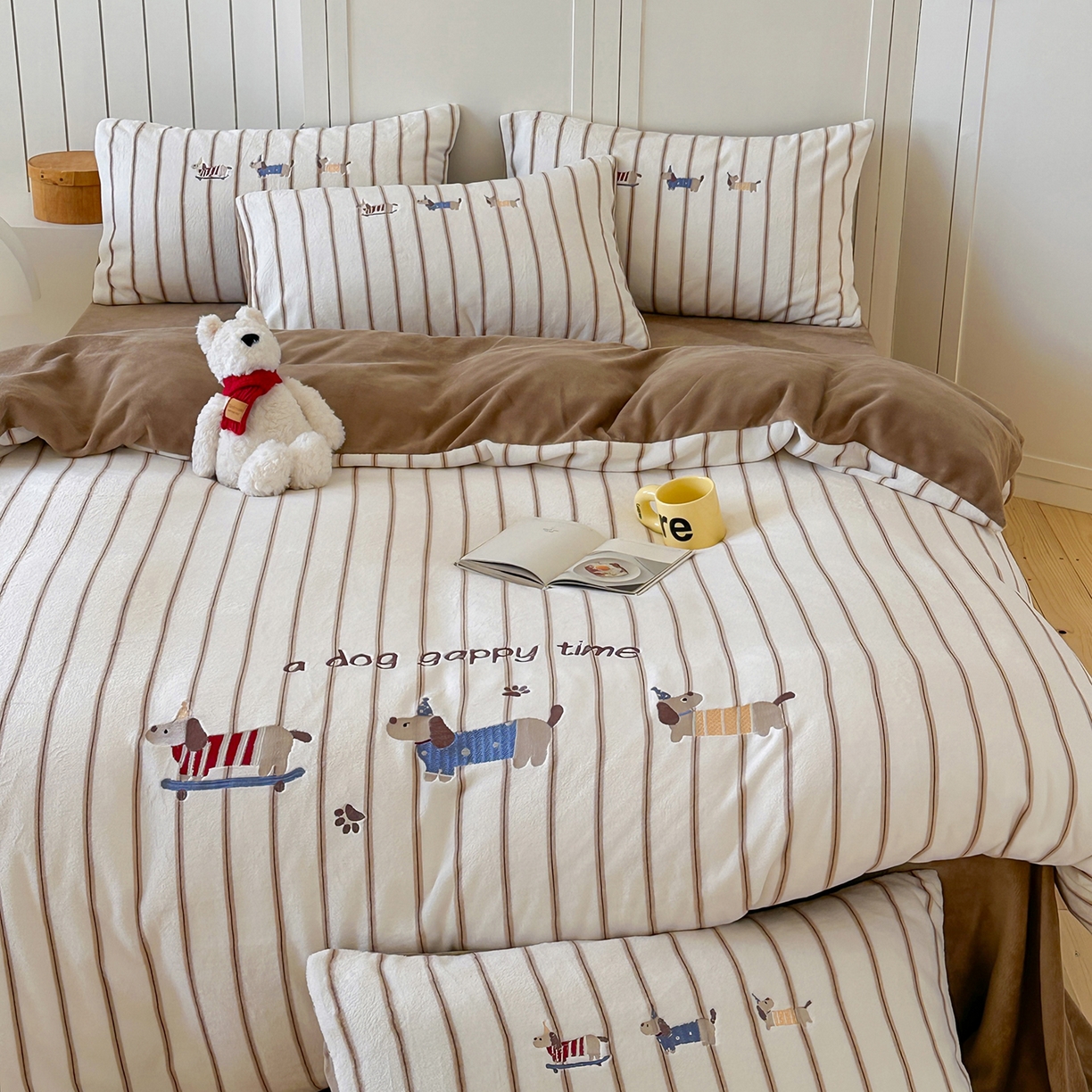 91家纺网 家纺一手货源 找家纺 优悦生活馆 2025新款牛奶绒卡通印花刺绣四件套系列 条纹狗-咖