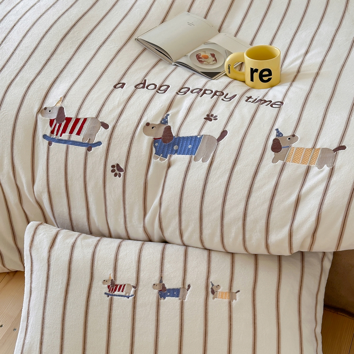 91家纺网 家纺一手货源 找家纺 优悦生活馆 2025新款牛奶绒卡通印花刺绣四件套系列 条纹狗-咖