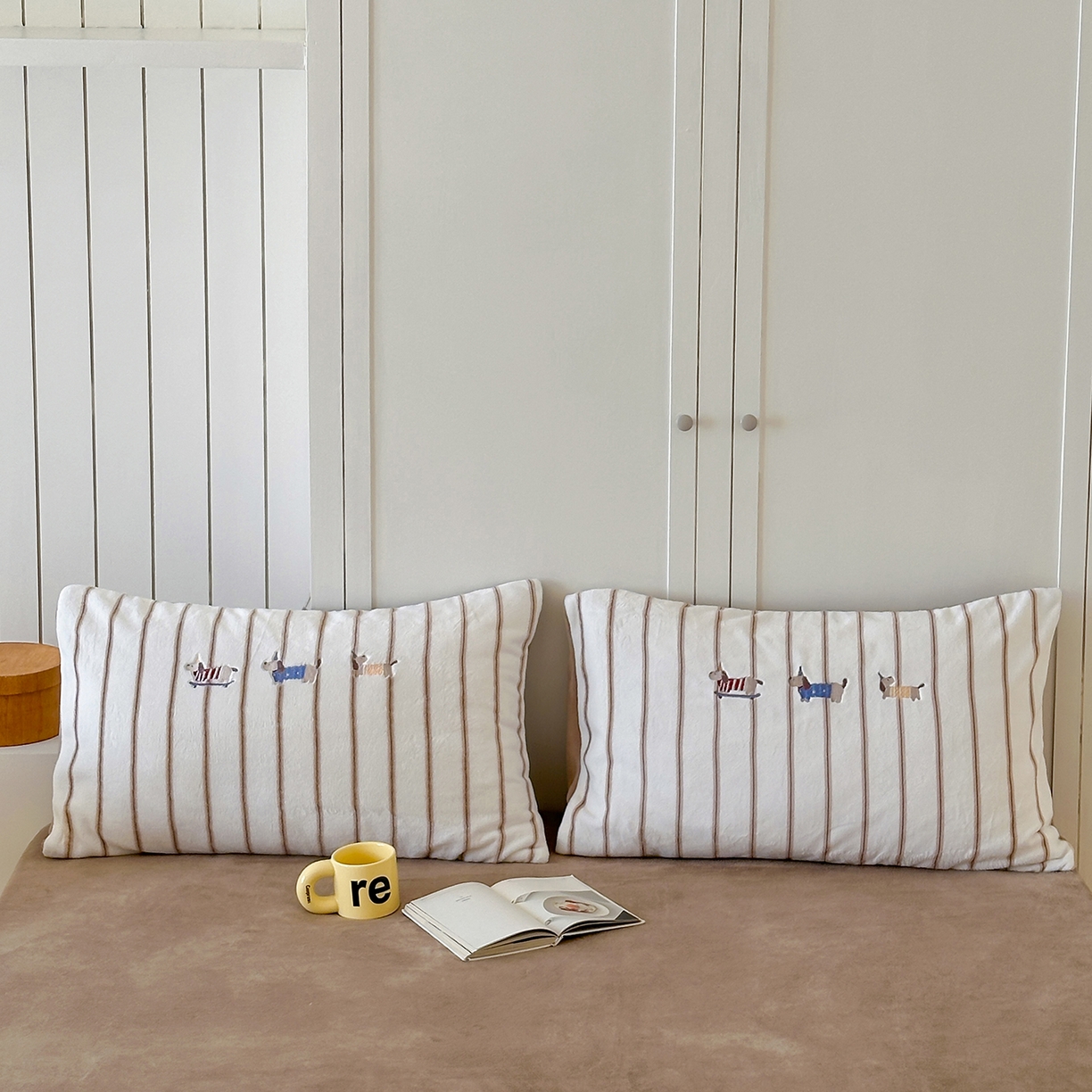 91家纺网 家纺一手货源 找家纺 优悦生活馆 2025新款牛奶绒卡通印花刺绣四件套系列 条纹狗-咖