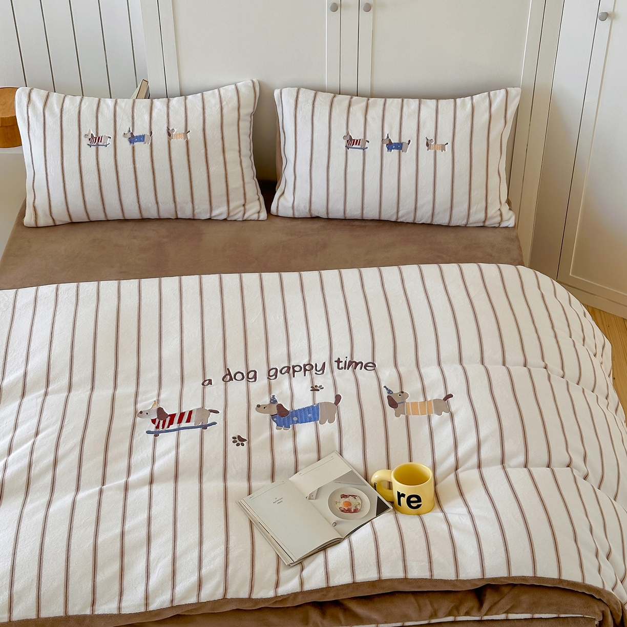 91家纺网 家纺一手货源 找家纺 优悦生活馆 2025新款牛奶绒卡通印花刺绣四件套系列 条纹狗-咖