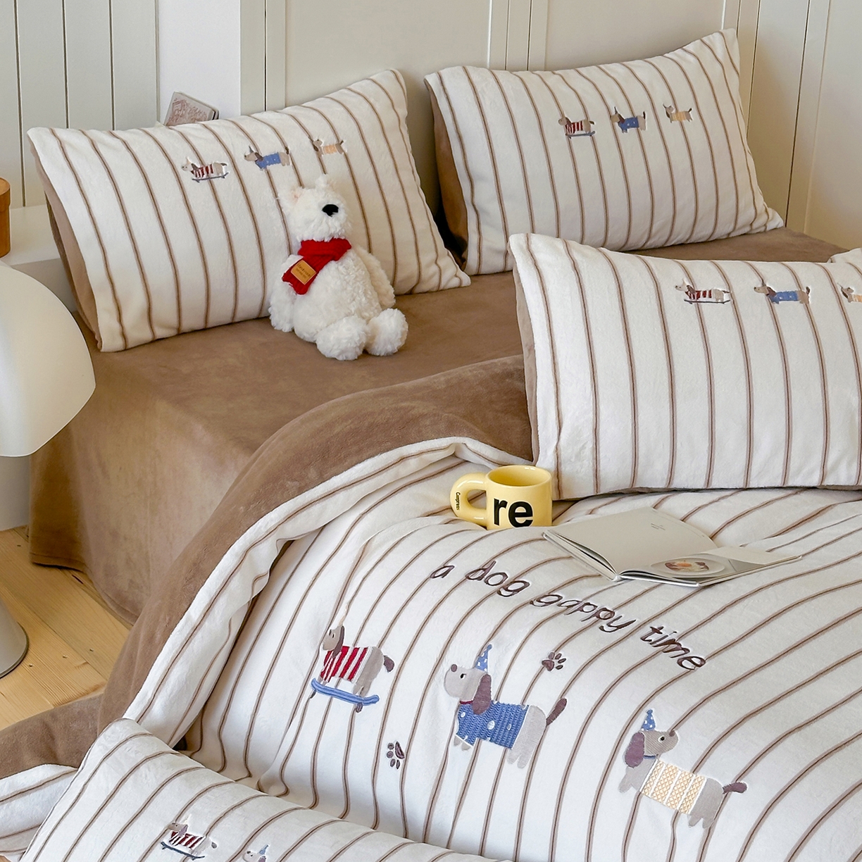 91家纺网 家纺一手货源 找家纺 优悦生活馆 2025新款牛奶绒卡通印花刺绣四件套系列 条纹狗-咖