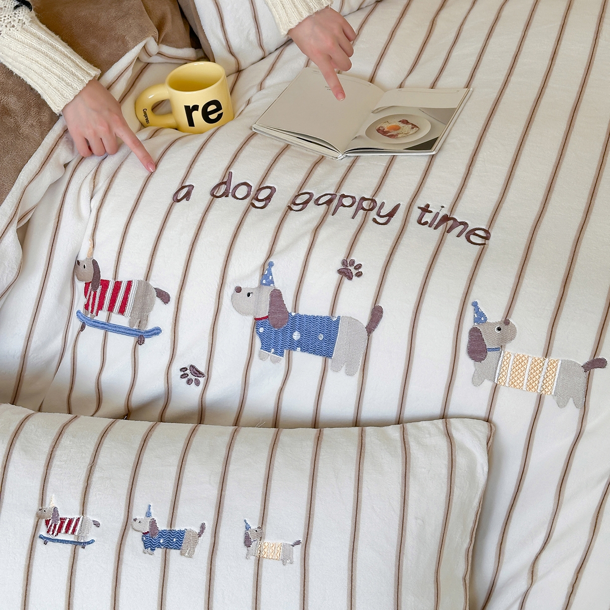 91家纺网 家纺一手货源 找家纺 优悦生活馆 2025新款牛奶绒卡通印花刺绣四件套系列 条纹狗-咖