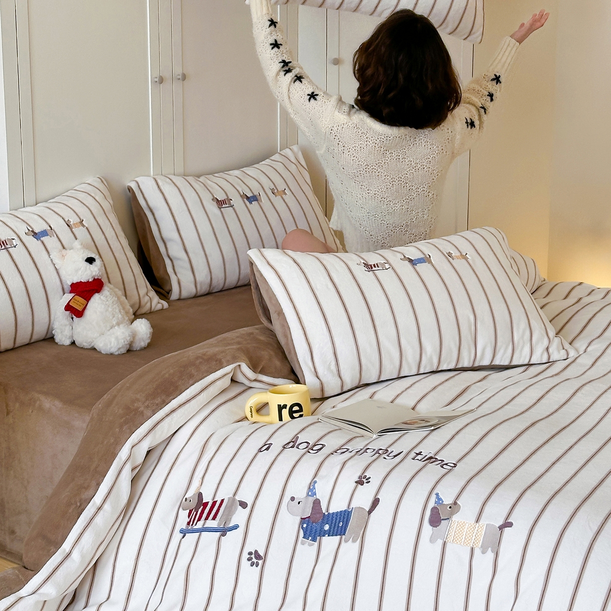 91家纺网 家纺一手货源 找家纺 优悦生活馆 2025新款牛奶绒卡通印花刺绣四件套系列 条纹狗-咖