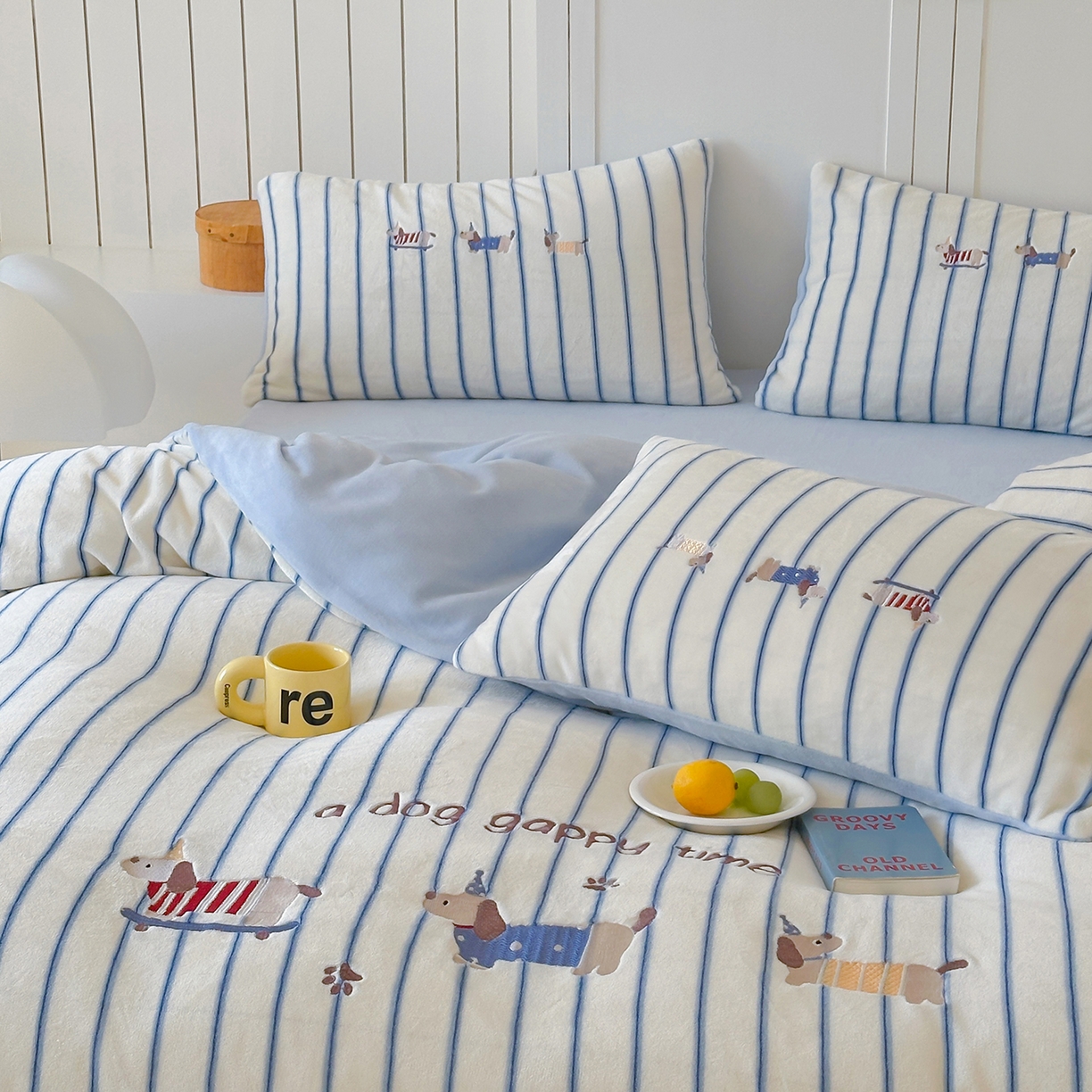 91家纺网 家纺一手货源 找家纺 优悦生活馆 2025新款牛奶绒卡通印花刺绣四件套系列 条纹狗-蓝