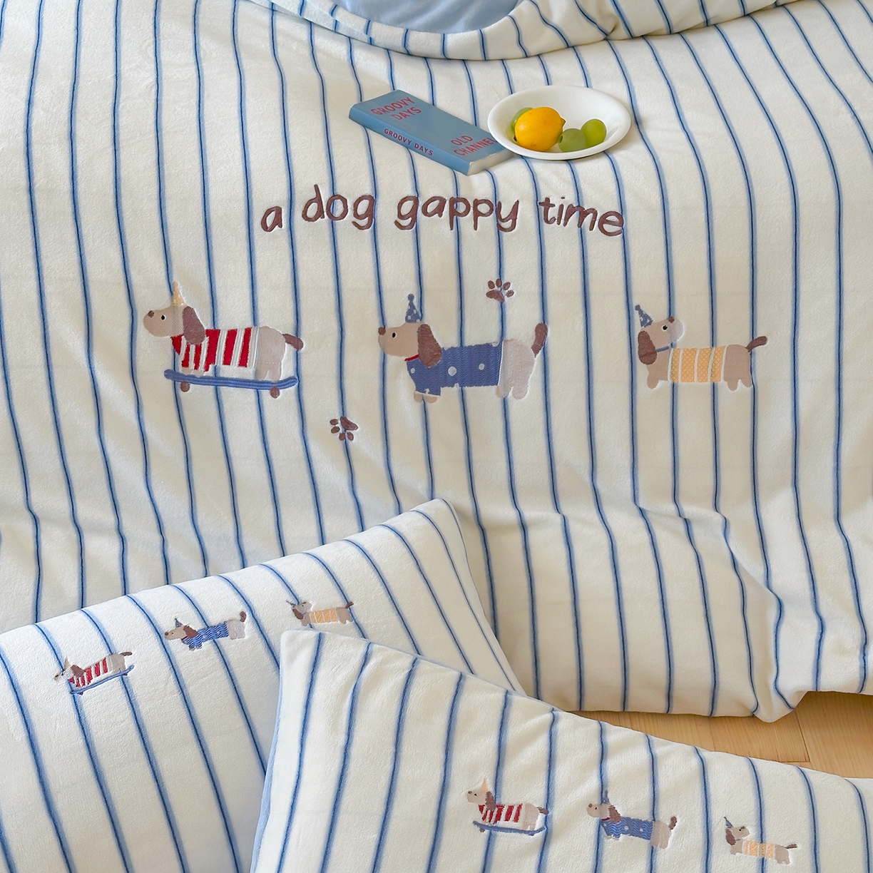 91家纺网 家纺一手货源 找家纺 优悦生活馆 2025新款牛奶绒卡通印花刺绣四件套系列 条纹狗-蓝