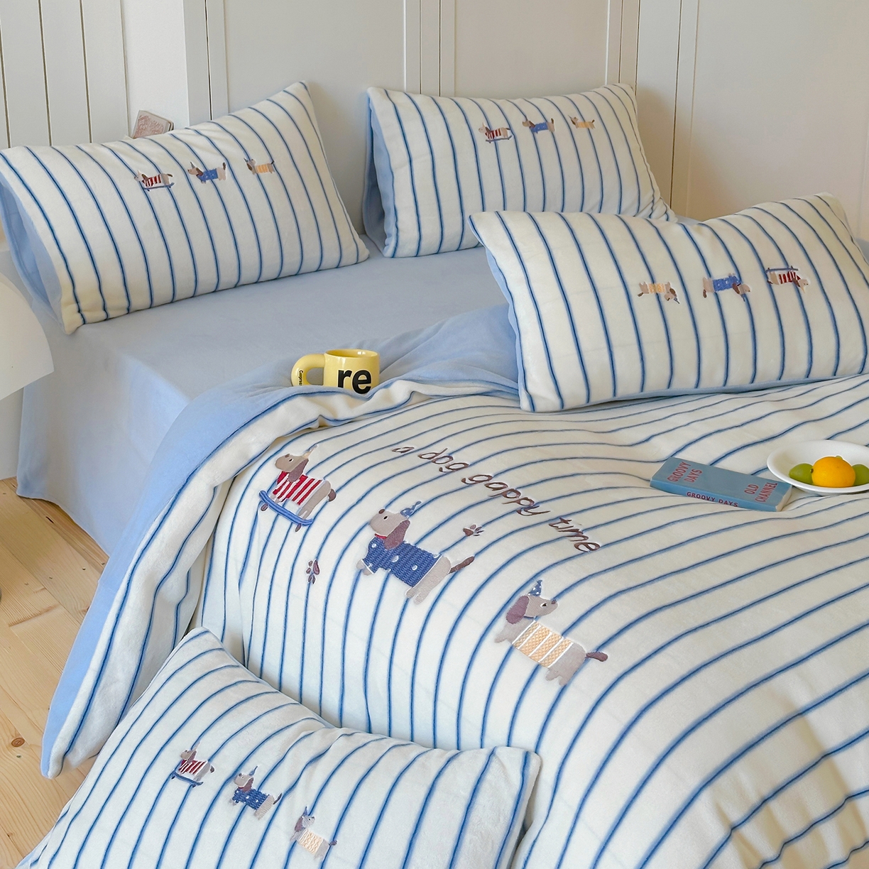 91家纺网 家纺一手货源 找家纺 优悦生活馆 2025新款牛奶绒卡通印花刺绣四件套系列 条纹狗-蓝