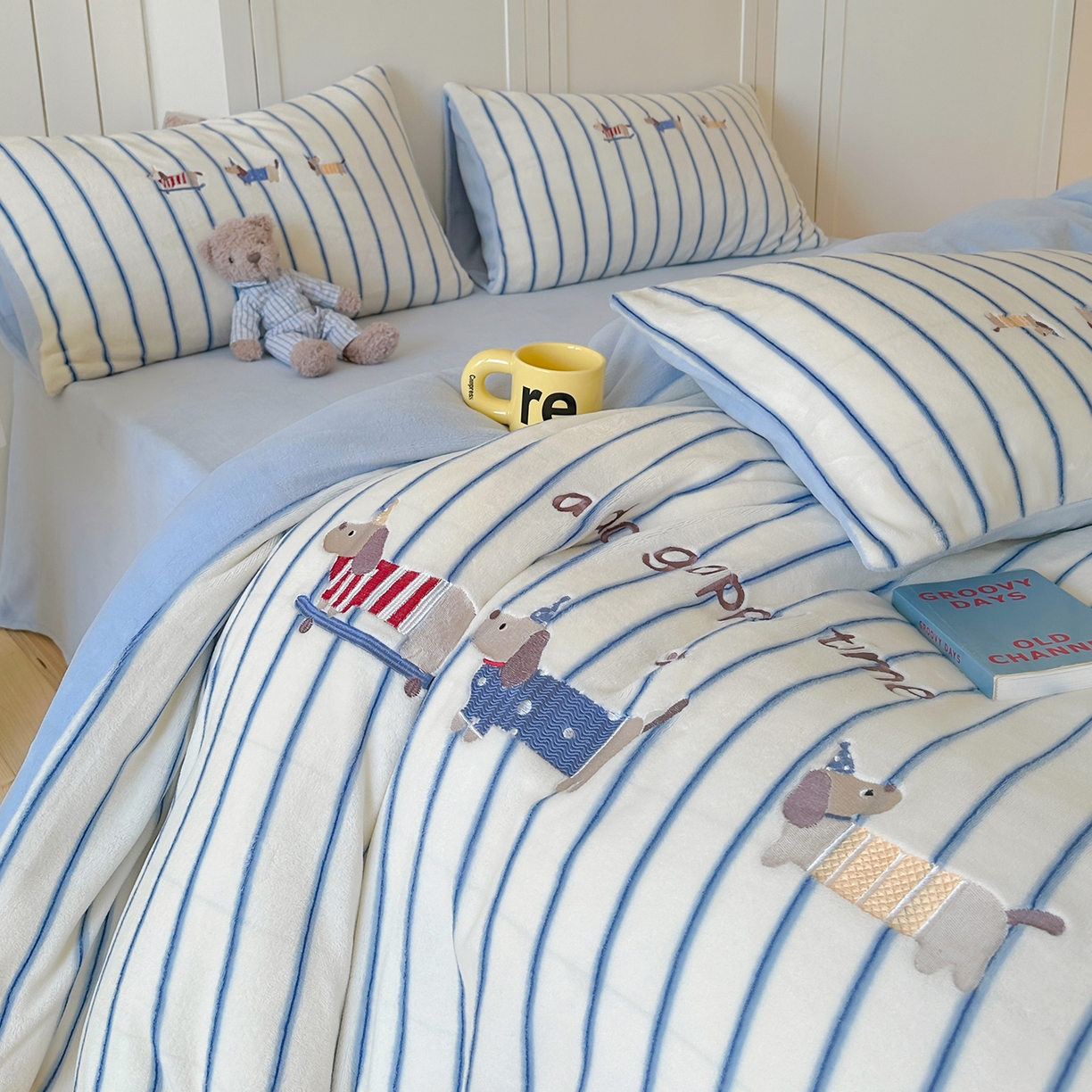 91家纺网 家纺一手货源 找家纺 优悦生活馆 2025新款牛奶绒卡通印花刺绣四件套系列 条纹狗-蓝