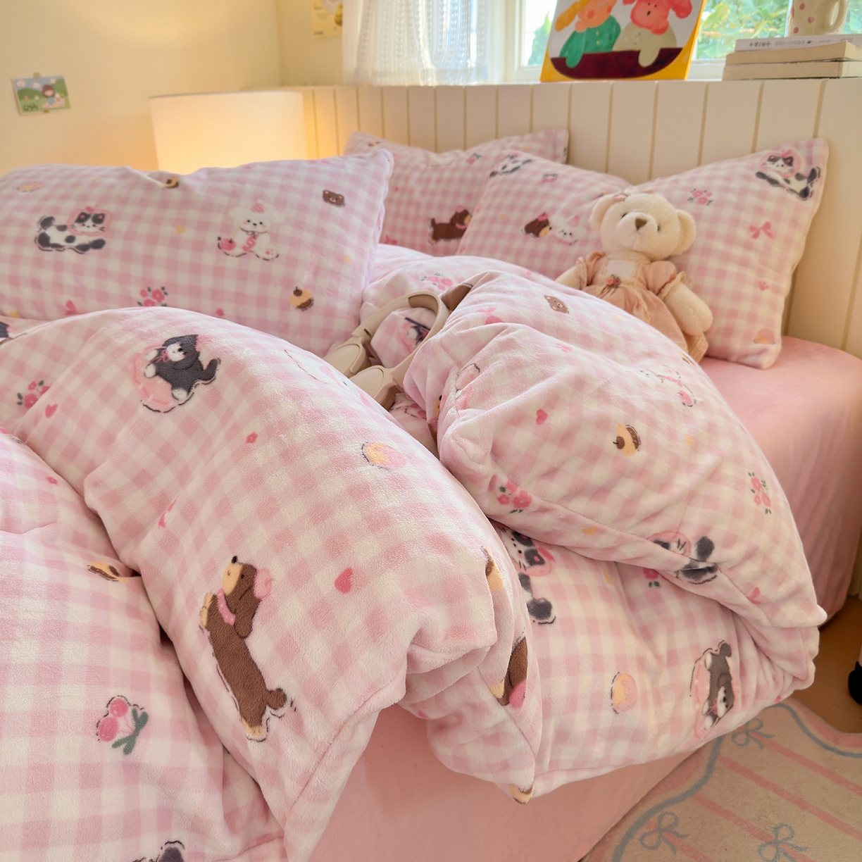 91家纺网 家纺一手货源 找家纺 丽美人家纺 2025新款小版印花牛奶绒四件套 格子小狗