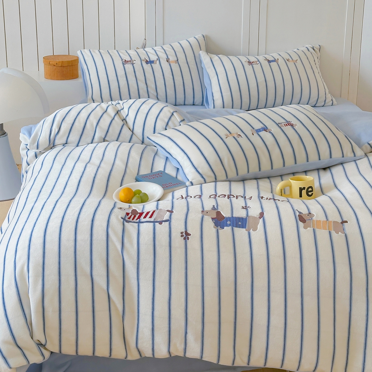 91家纺网 家纺一手货源 找家纺 优悦生活馆 2025新款牛奶绒卡通印花刺绣四件套系列 条纹狗-蓝