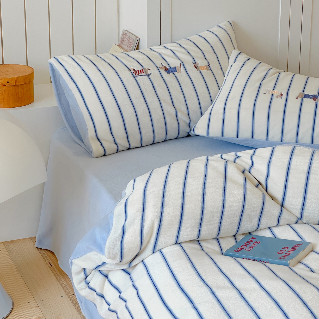 91家纺网 家纺一手货源 找家纺 优悦生活馆 2025新款牛奶绒卡通印花刺绣四件套系列 条纹狗-蓝