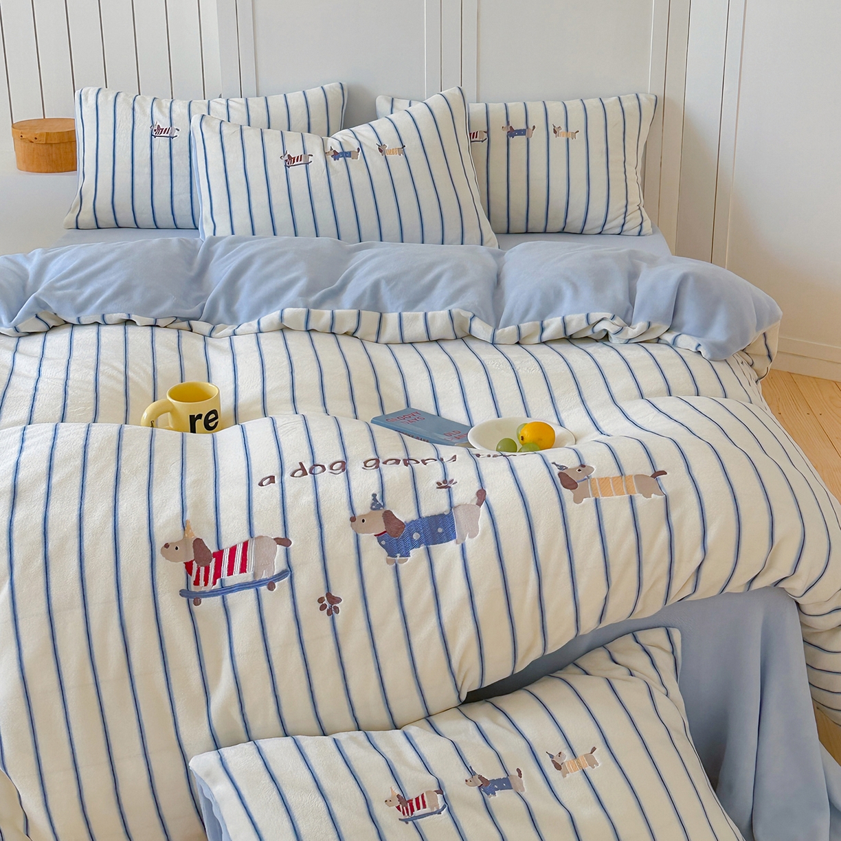 91家纺网 家纺一手货源 找家纺 优悦生活馆 2025新款牛奶绒卡通印花刺绣四件套系列 条纹狗-蓝
