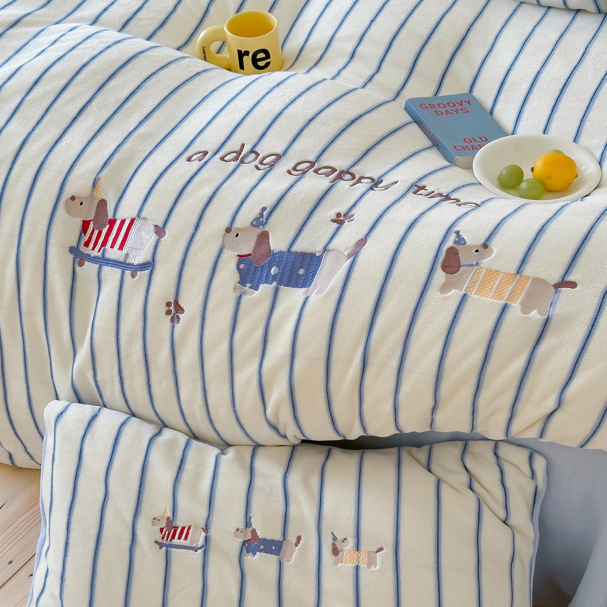 91家纺网 家纺一手货源 找家纺 优悦生活馆 2025新款牛奶绒卡通印花刺绣四件套系列 条纹狗-蓝