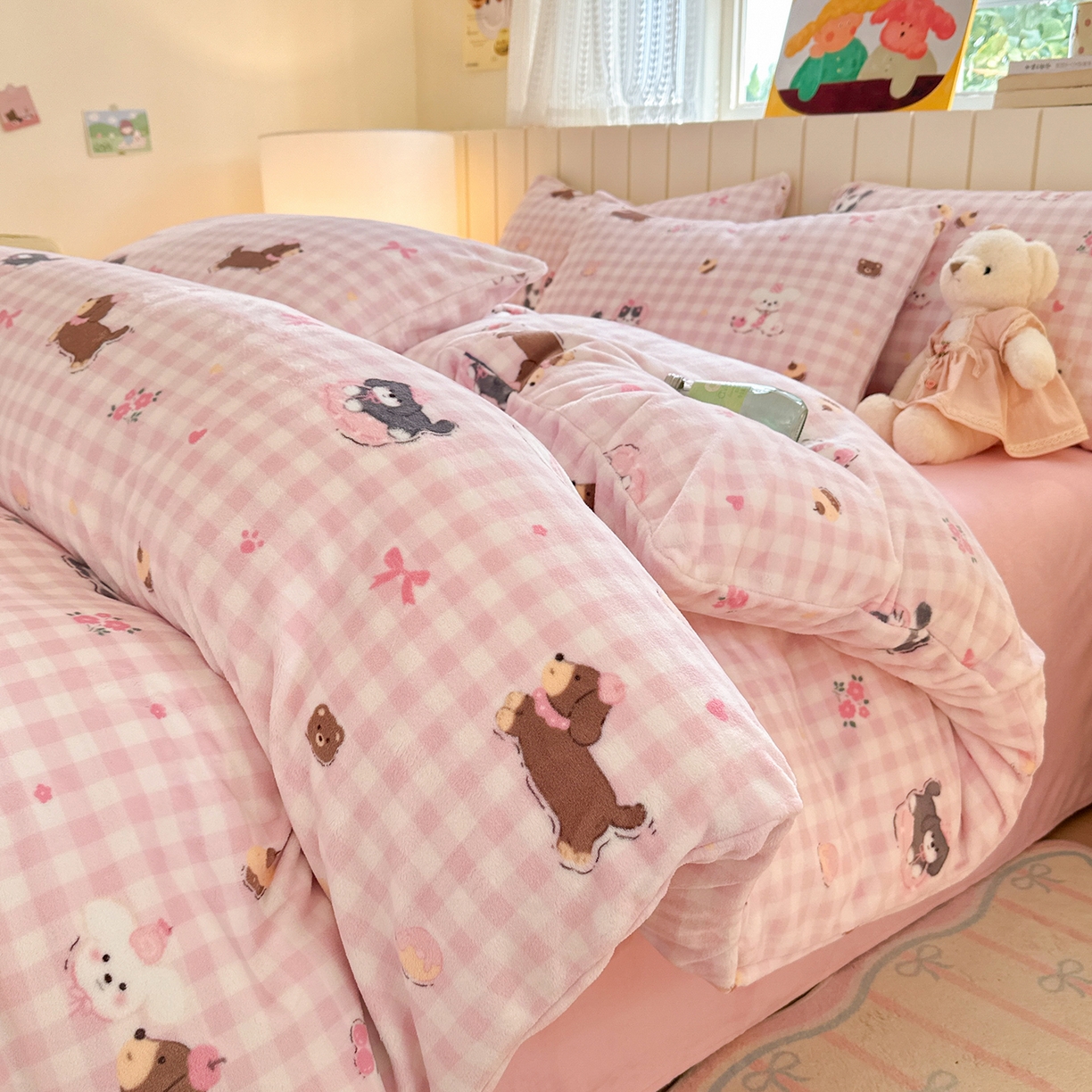 91家纺网 家纺一手货源 找家纺 丽美人家纺 2025新款小版印花牛奶绒四件套 格子小狗