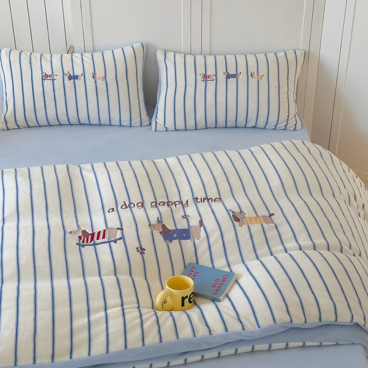 91家纺网 家纺一手货源 找家纺 优悦生活馆 2025新款牛奶绒卡通印花刺绣四件套系列 条纹狗-蓝