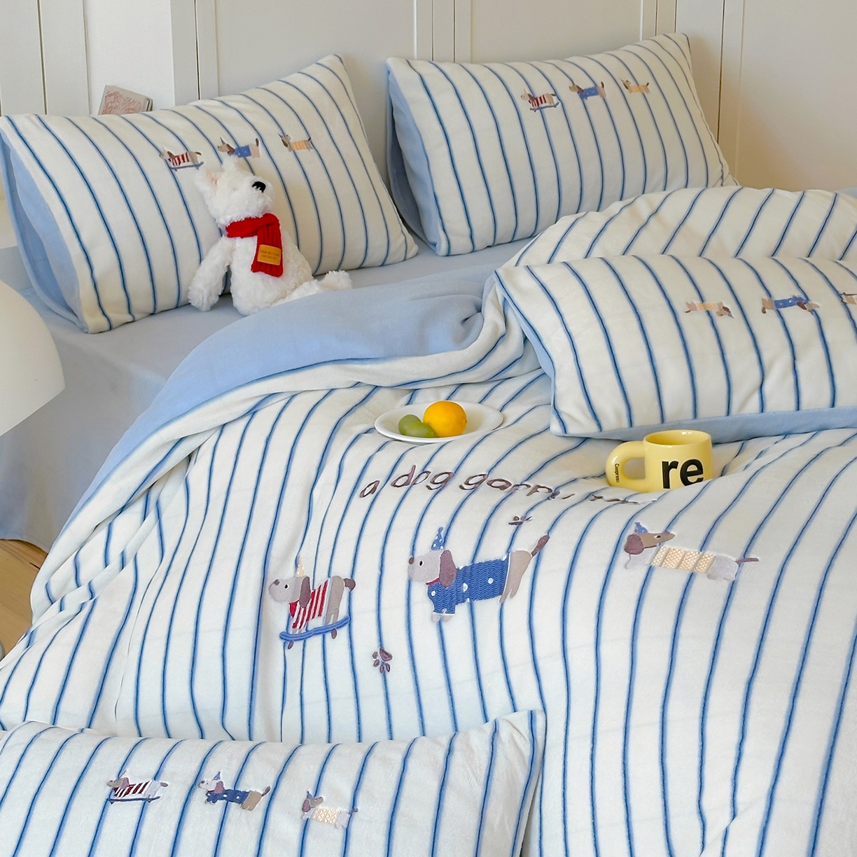 91家纺网 家纺一手货源 找家纺 优悦生活馆 2025新款牛奶绒卡通印花刺绣四件套系列 条纹狗-蓝