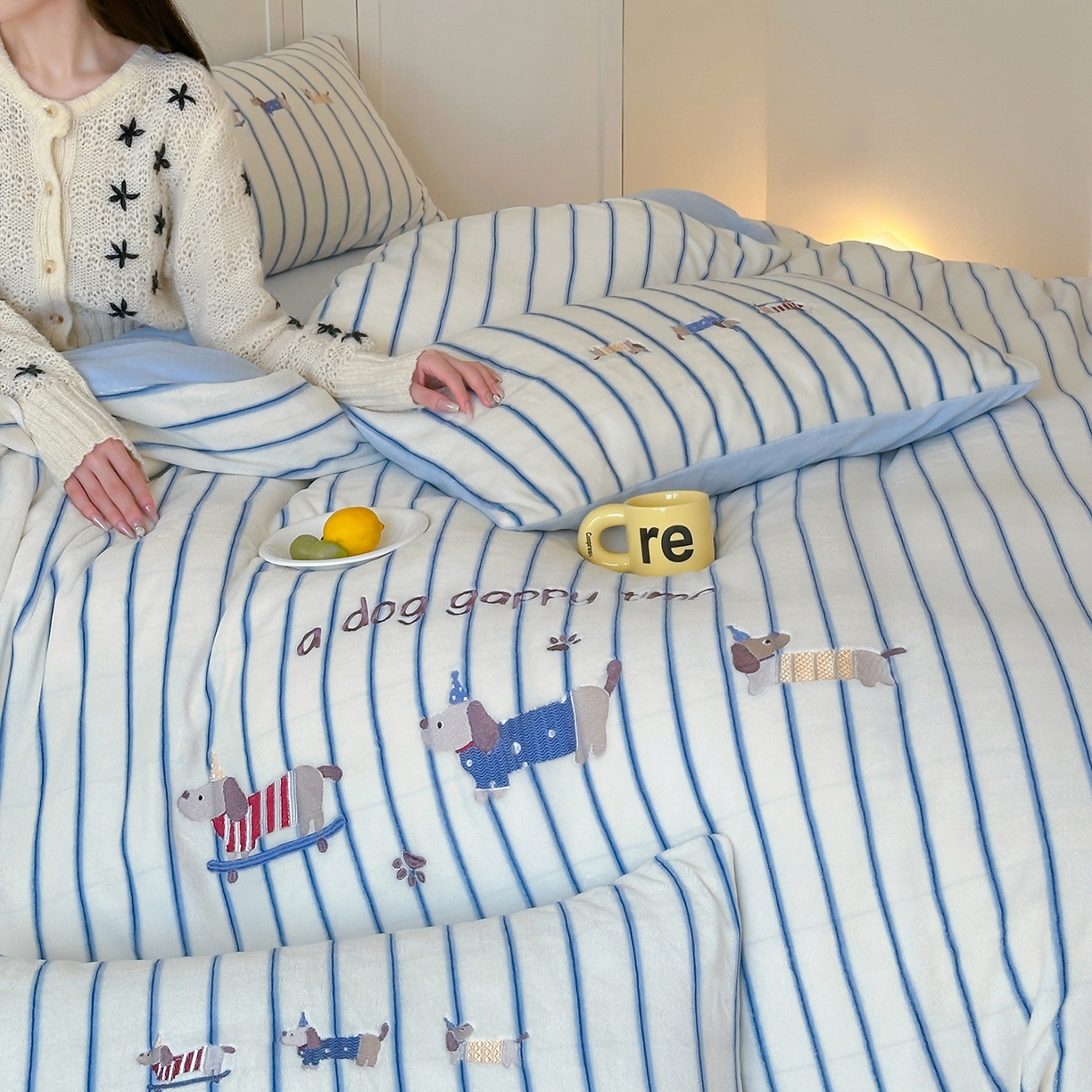 91家纺网 家纺一手货源 找家纺 优悦生活馆 2025新款牛奶绒卡通印花刺绣四件套系列 条纹狗-蓝