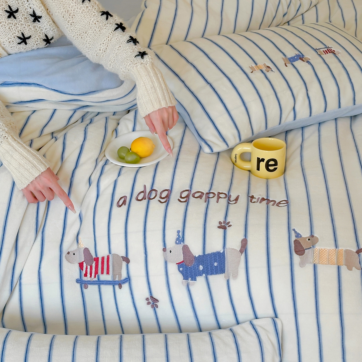 91家纺网 家纺一手货源 找家纺 优悦生活馆 2025新款牛奶绒卡通印花刺绣四件套系列 条纹狗-蓝