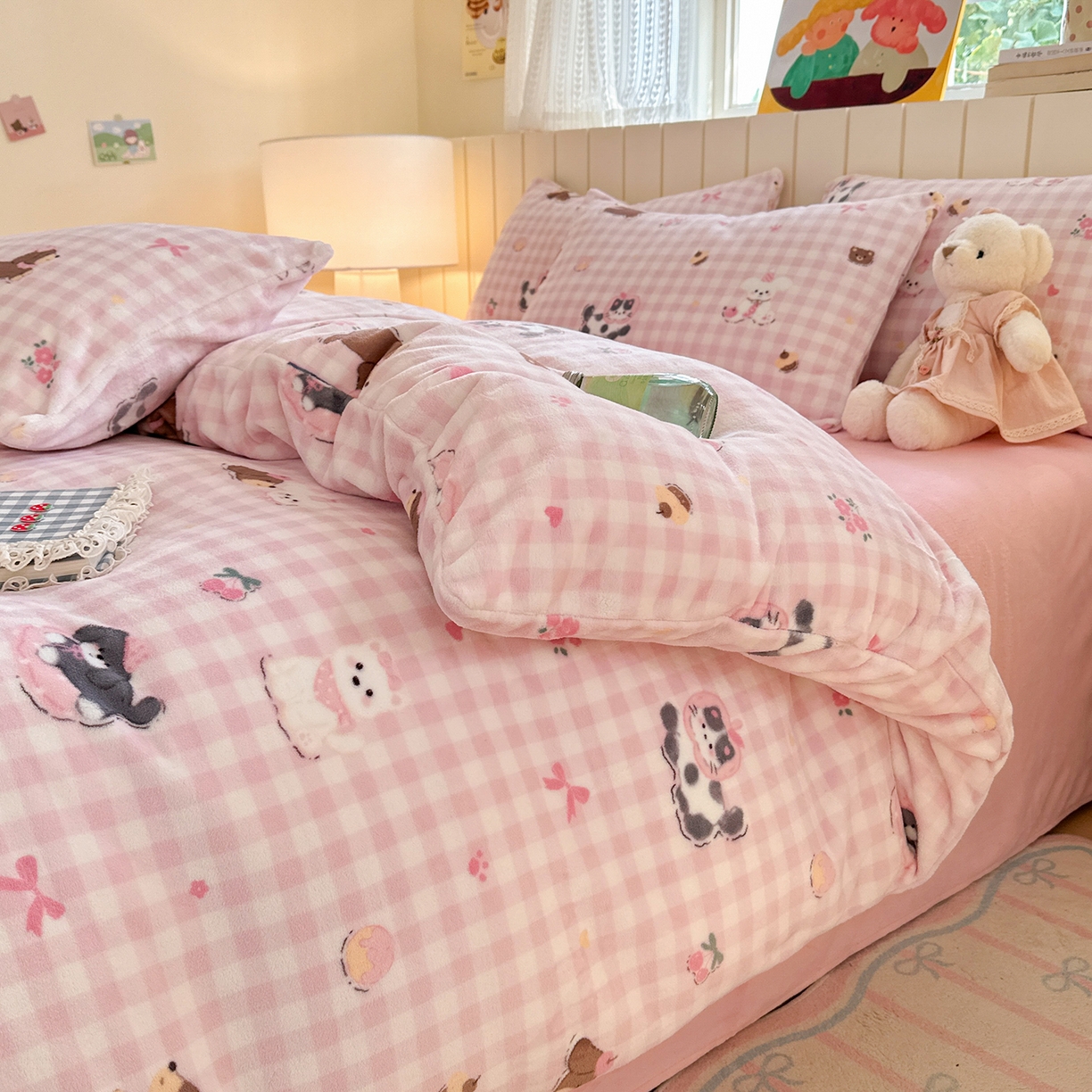 91家纺网 家纺一手货源 找家纺 丽美人家纺 2025新款小版印花牛奶绒四件套 格子小狗