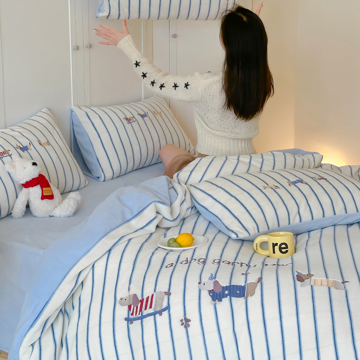 91家纺网 家纺一手货源 找家纺 优悦生活馆 2025新款牛奶绒卡通印花刺绣四件套系列 条纹狗-蓝