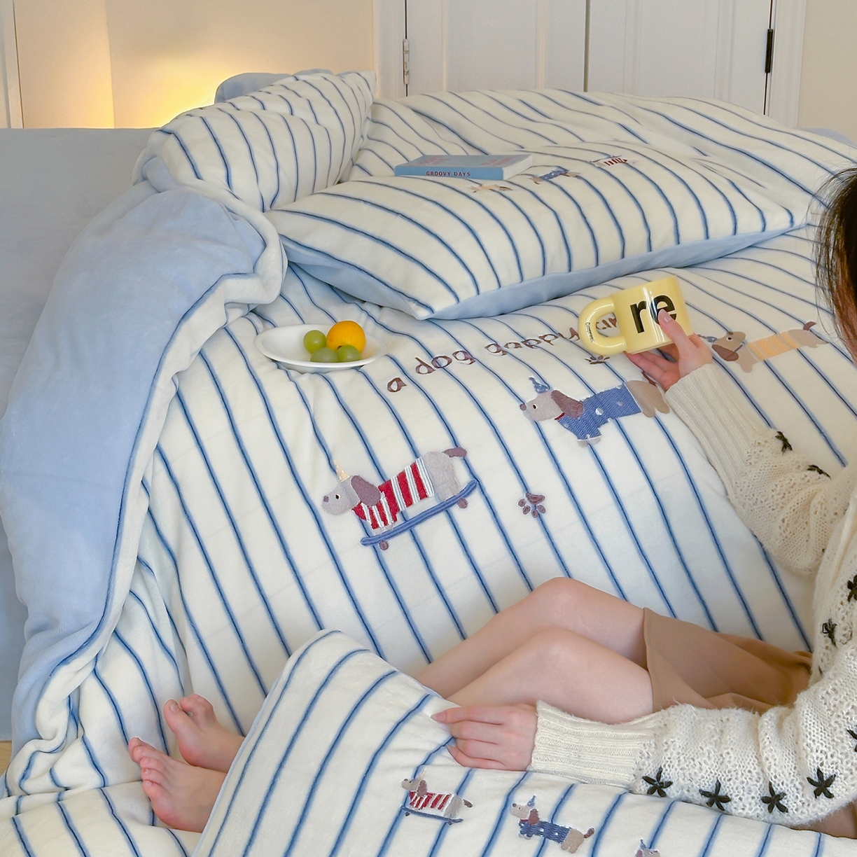 91家纺网 家纺一手货源 找家纺 优悦生活馆 2025新款牛奶绒卡通印花刺绣四件套系列 条纹狗-蓝