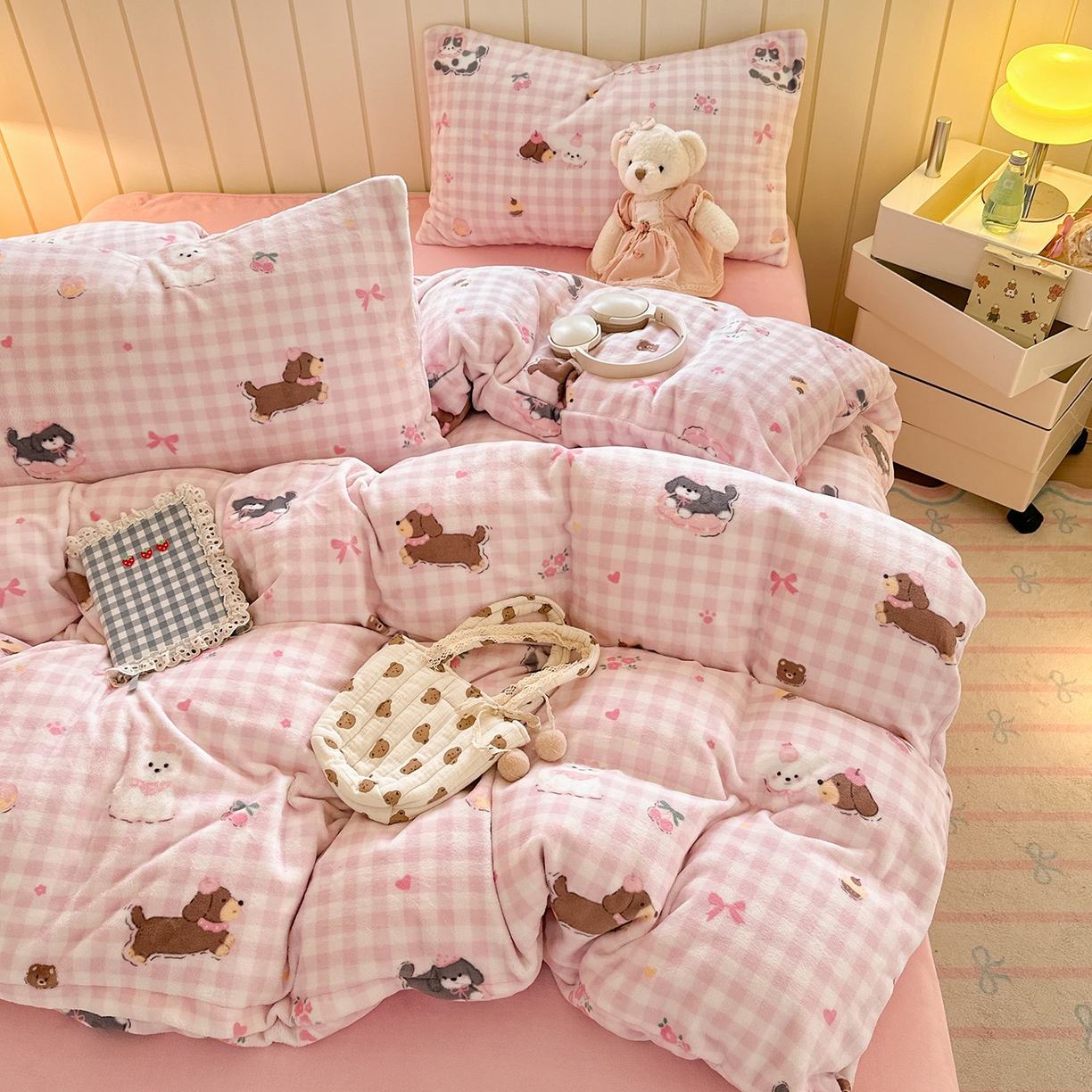 91家纺网 家纺一手货源 找家纺 丽美人家纺 2025新款小版印花牛奶绒四件套 格子小狗