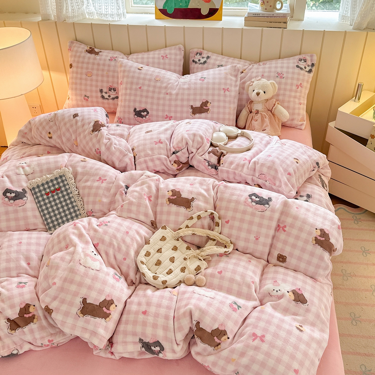 91家纺网 家纺一手货源 找家纺 丽美人家纺 2025新款小版印花牛奶绒四件套 格子小狗