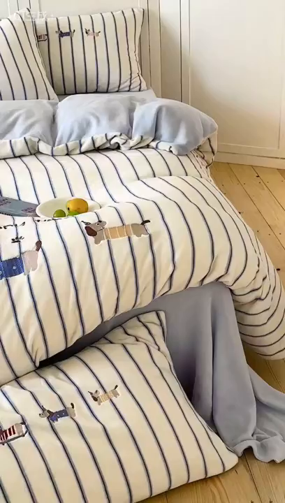 91家纺网 家纺一手货源 找家纺 优悦生活馆 2025新款牛奶绒卡通印花刺绣四件套系列 条纹狗-蓝