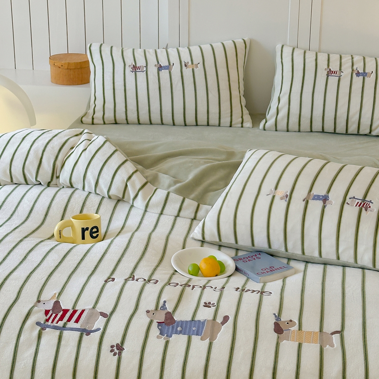 91家纺网 家纺一手货源 找家纺 优悦生活馆 2025新款牛奶绒卡通印花刺绣四件套系列 条纹狗-绿