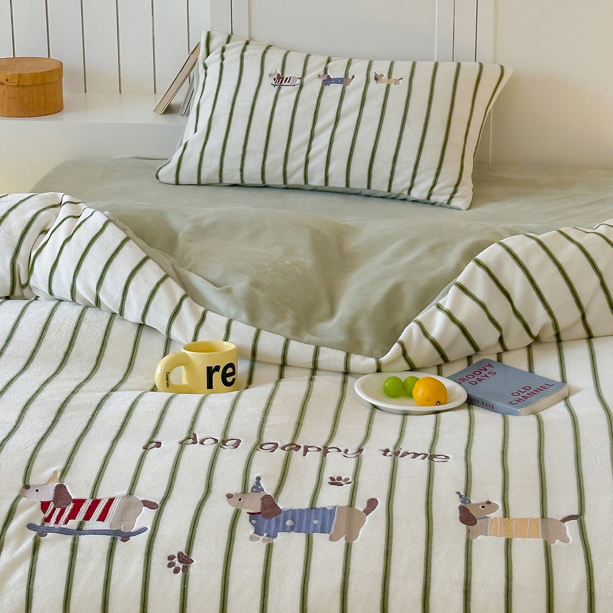 91家纺网 家纺一手货源 找家纺 优悦生活馆 2025新款牛奶绒卡通印花刺绣四件套系列 条纹狗-绿