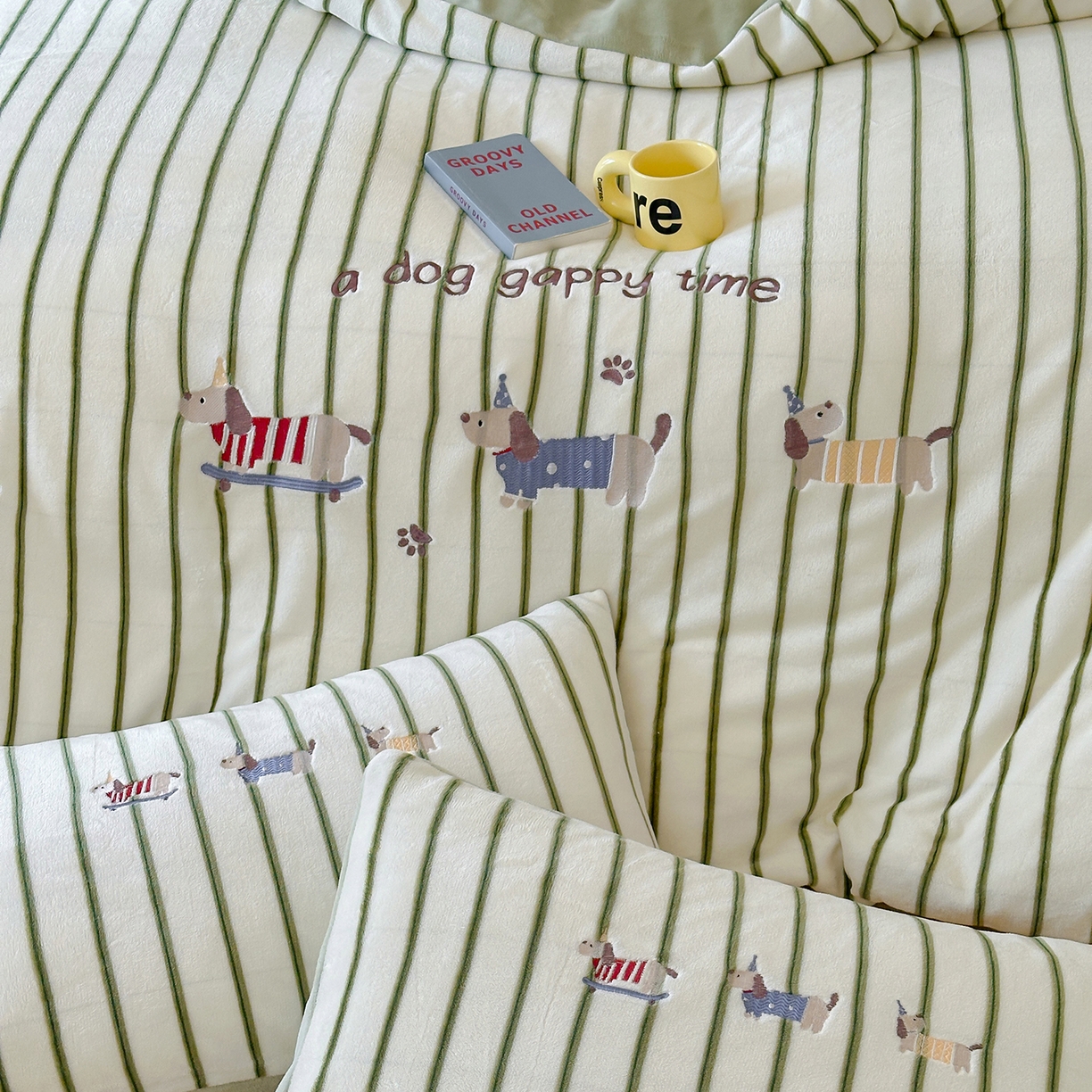 91家纺网 家纺一手货源 找家纺 优悦生活馆 2025新款牛奶绒卡通印花刺绣四件套系列 条纹狗-绿
