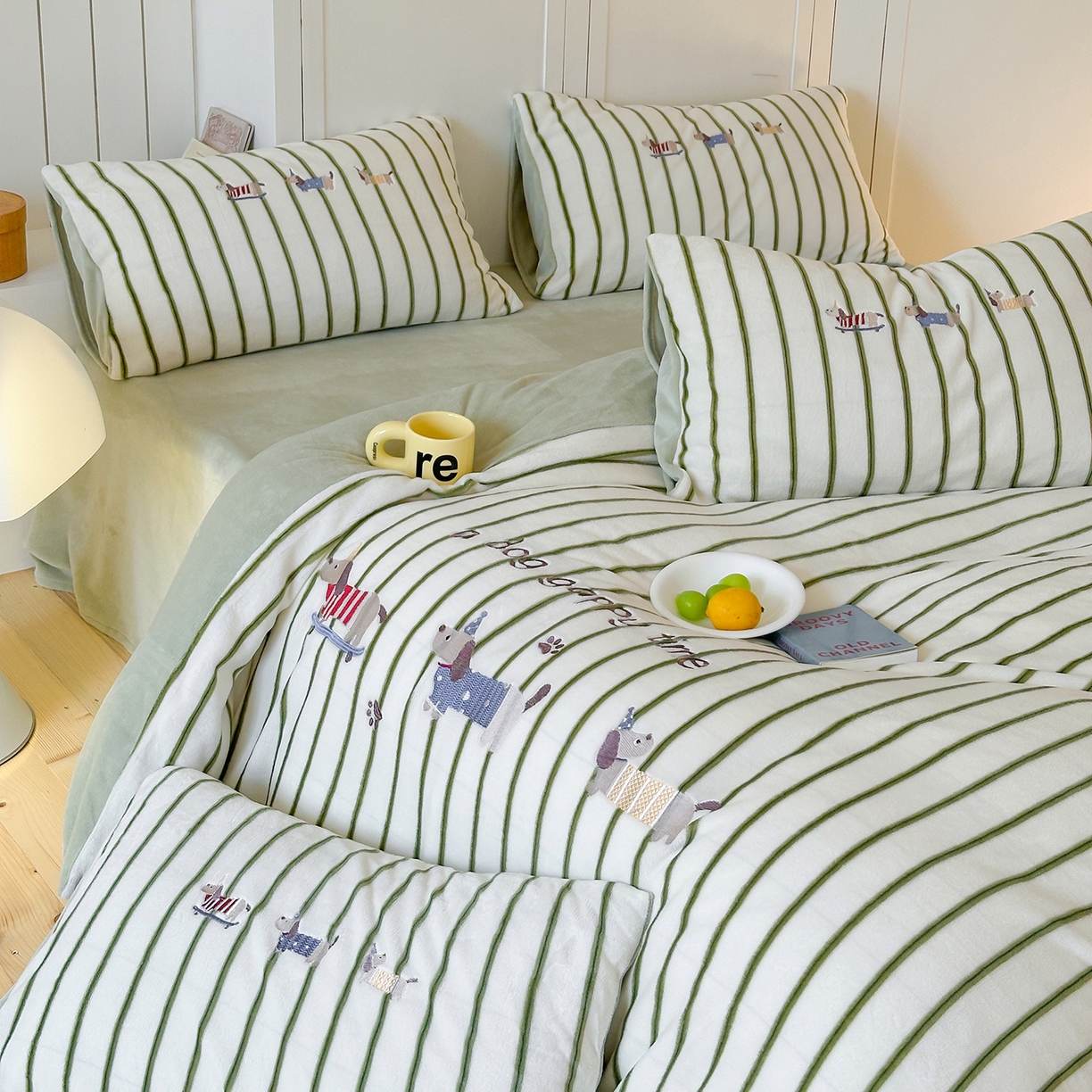 91家纺网 家纺一手货源 找家纺 优悦生活馆 2025新款牛奶绒卡通印花刺绣四件套系列 条纹狗-绿