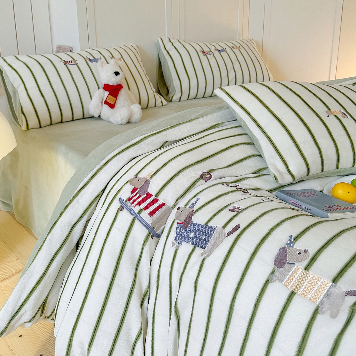 91家纺网 家纺一手货源 找家纺 优悦生活馆 2025新款牛奶绒卡通印花刺绣四件套系列 条纹狗-绿