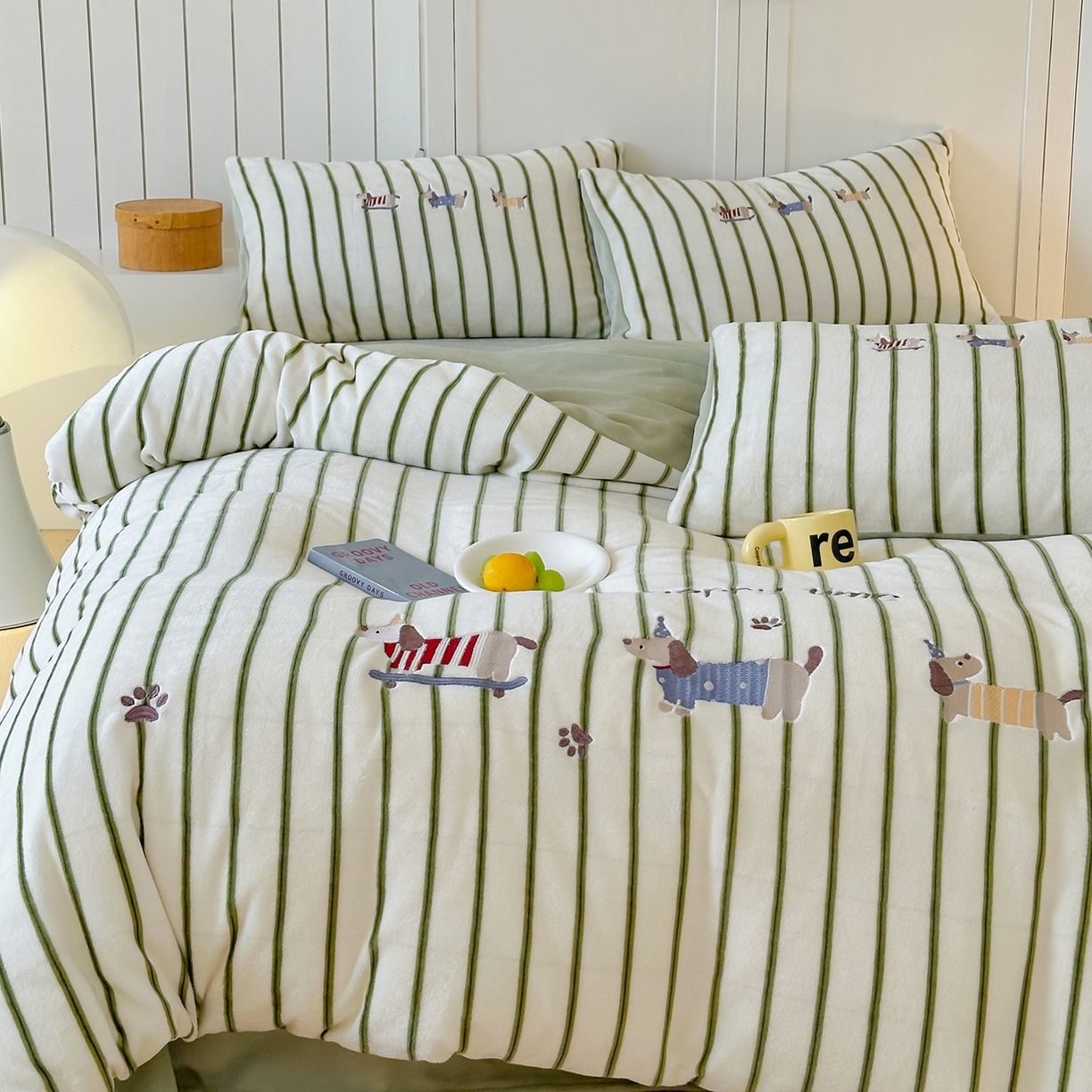 91家纺网 家纺一手货源 找家纺 优悦生活馆 2025新款牛奶绒卡通印花刺绣四件套系列 条纹狗-绿