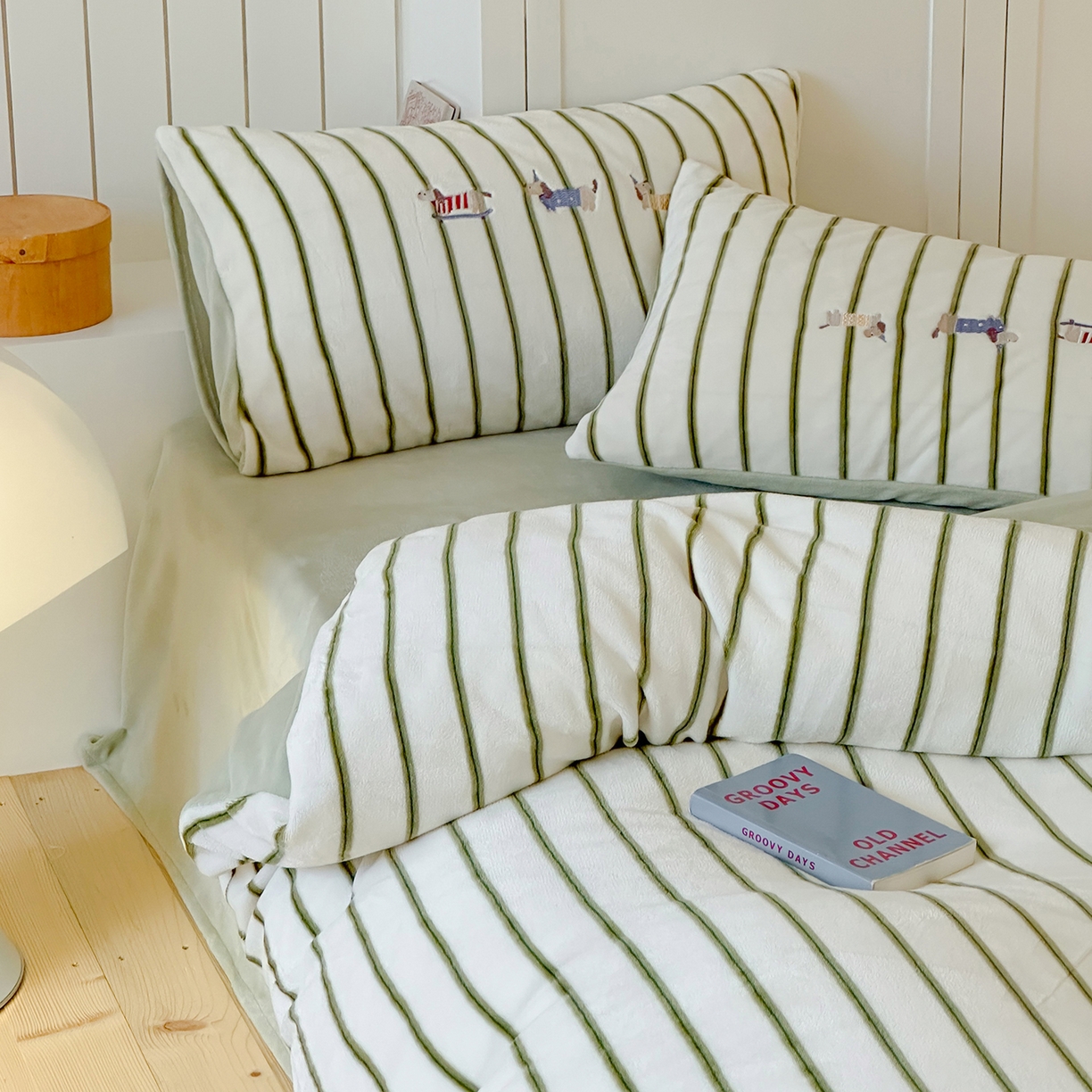 91家纺网 家纺一手货源 找家纺 优悦生活馆 2025新款牛奶绒卡通印花刺绣四件套系列 条纹狗-绿