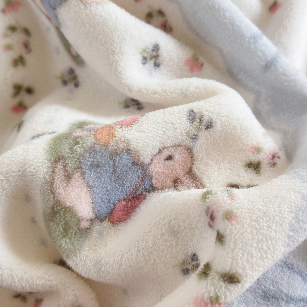 91家纺网 家纺一手货源 找家纺 丽美人家纺 2025新款小版印花牛奶绒四件套 花边小兔