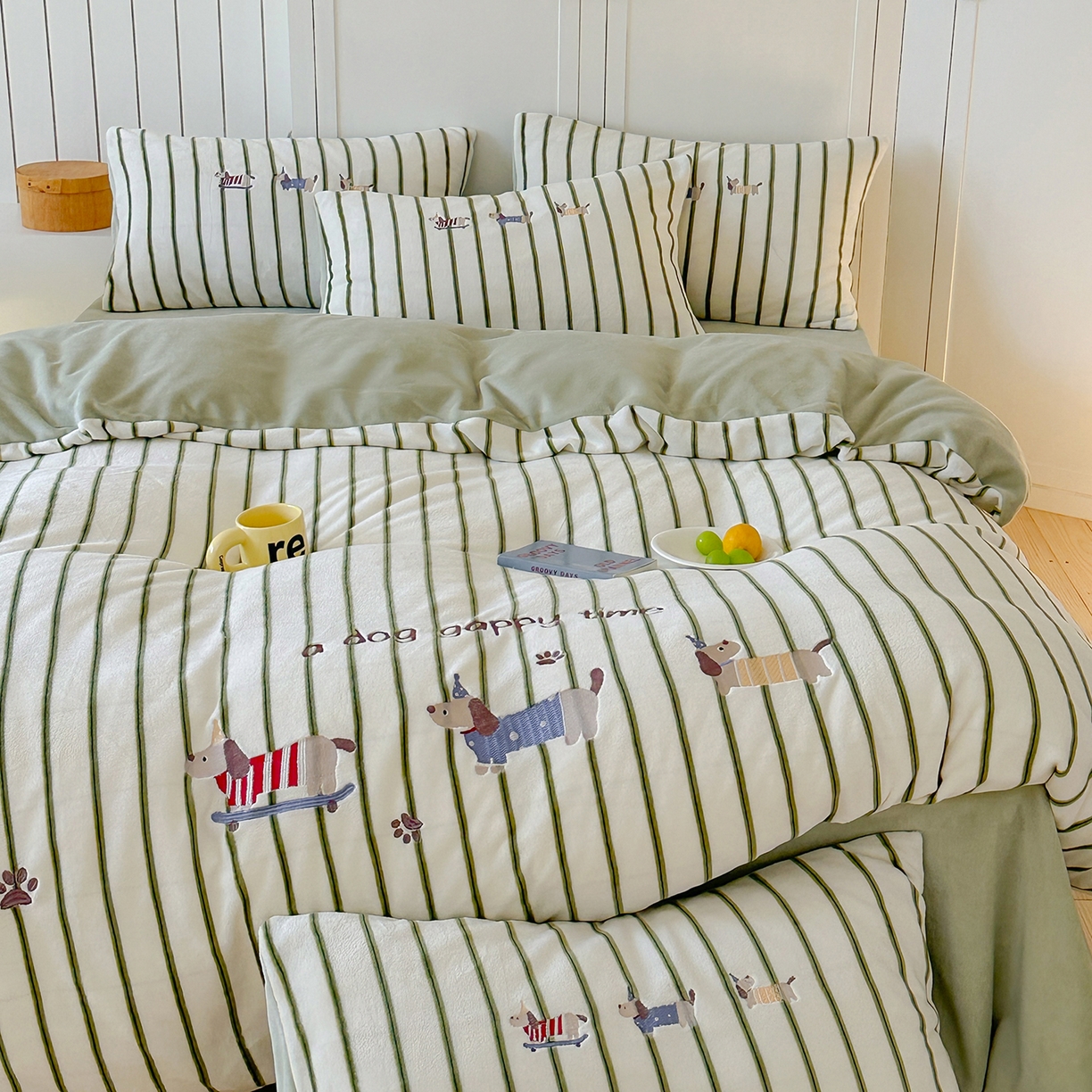 91家纺网 家纺一手货源 找家纺 优悦生活馆 2025新款牛奶绒卡通印花刺绣四件套系列 条纹狗-绿