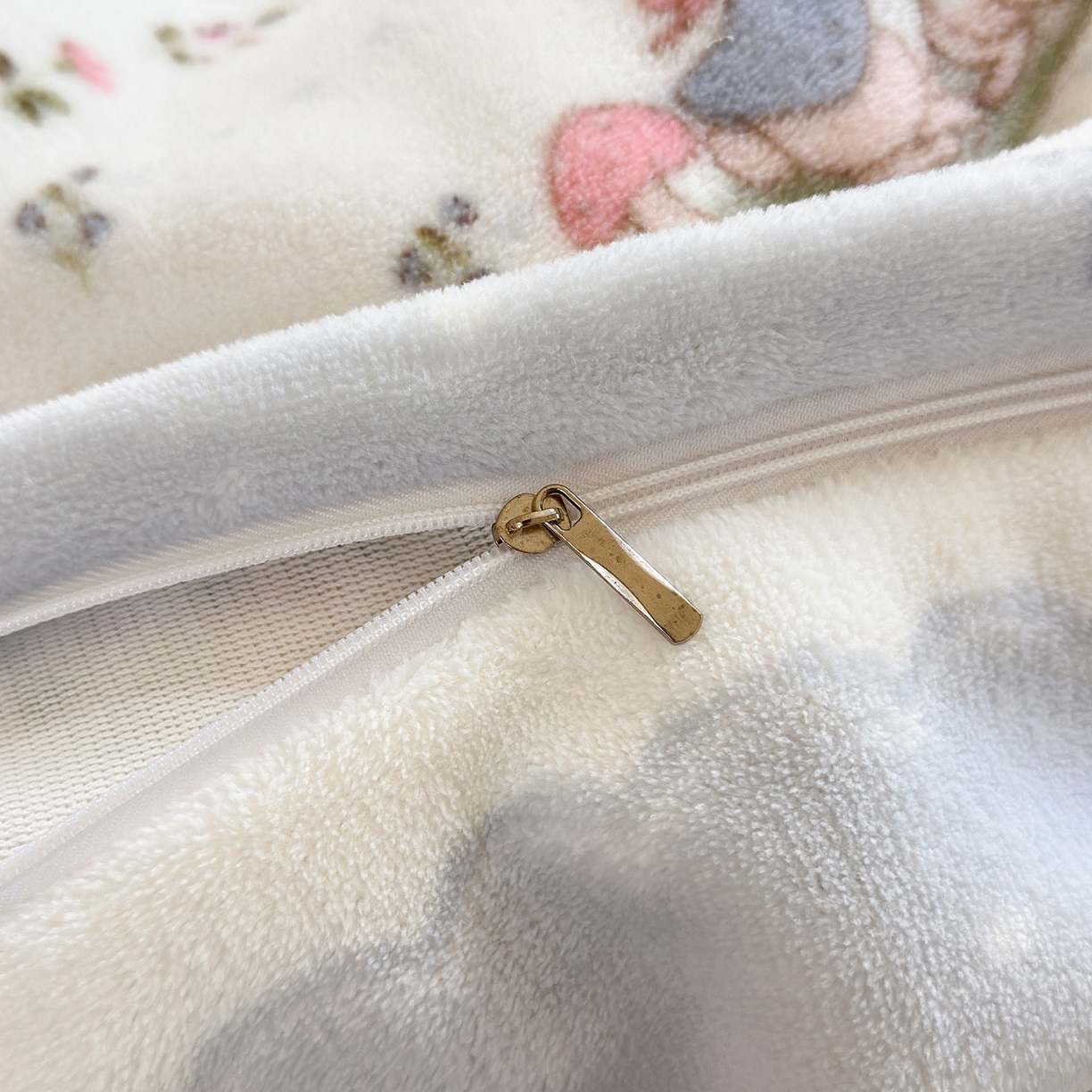 91家纺网 家纺一手货源 找家纺 丽美人家纺 2025新款小版印花牛奶绒四件套 花边小兔