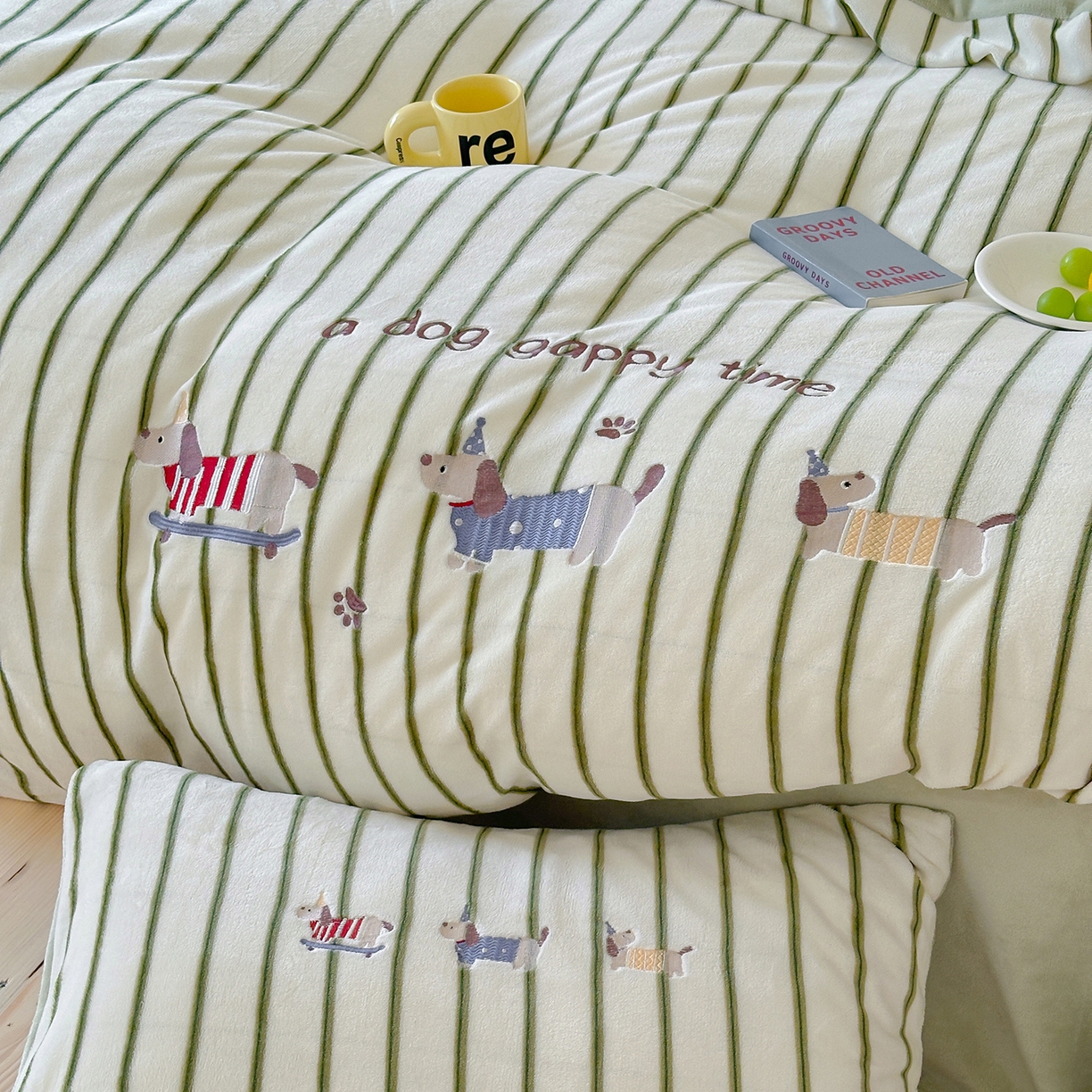 91家纺网 家纺一手货源 找家纺 优悦生活馆 2025新款牛奶绒卡通印花刺绣四件套系列 条纹狗-绿
