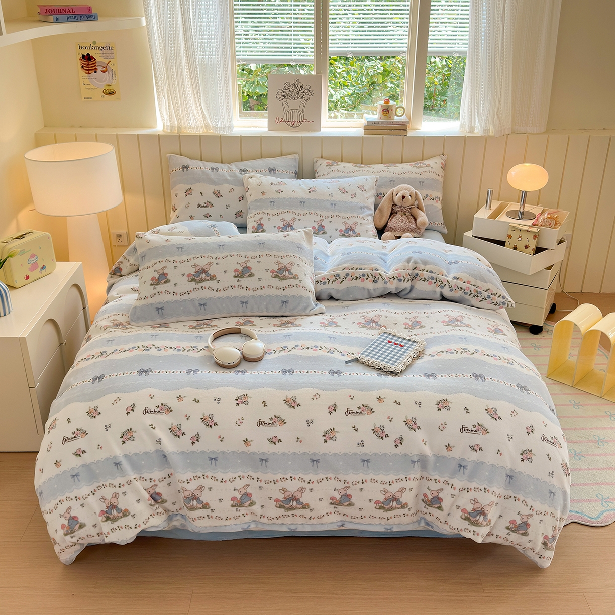 91家纺网 家纺一手货源 找家纺 丽美人家纺 2025新款小版印花牛奶绒四件套 花边小兔