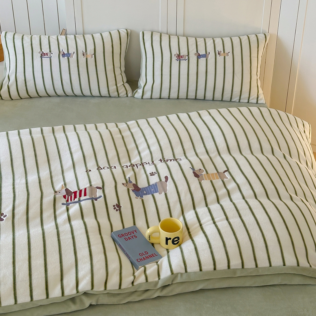 91家纺网 家纺一手货源 找家纺 优悦生活馆 2025新款牛奶绒卡通印花刺绣四件套系列 条纹狗-绿