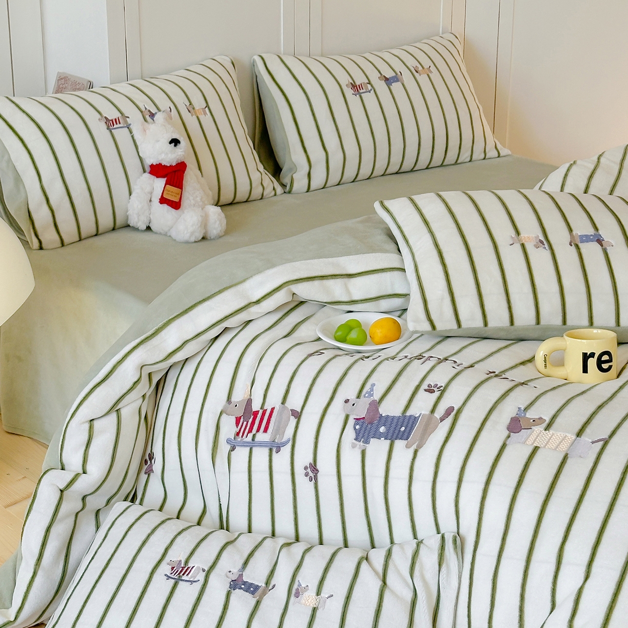 91家纺网 家纺一手货源 找家纺 优悦生活馆 2025新款牛奶绒卡通印花刺绣四件套系列 条纹狗-绿