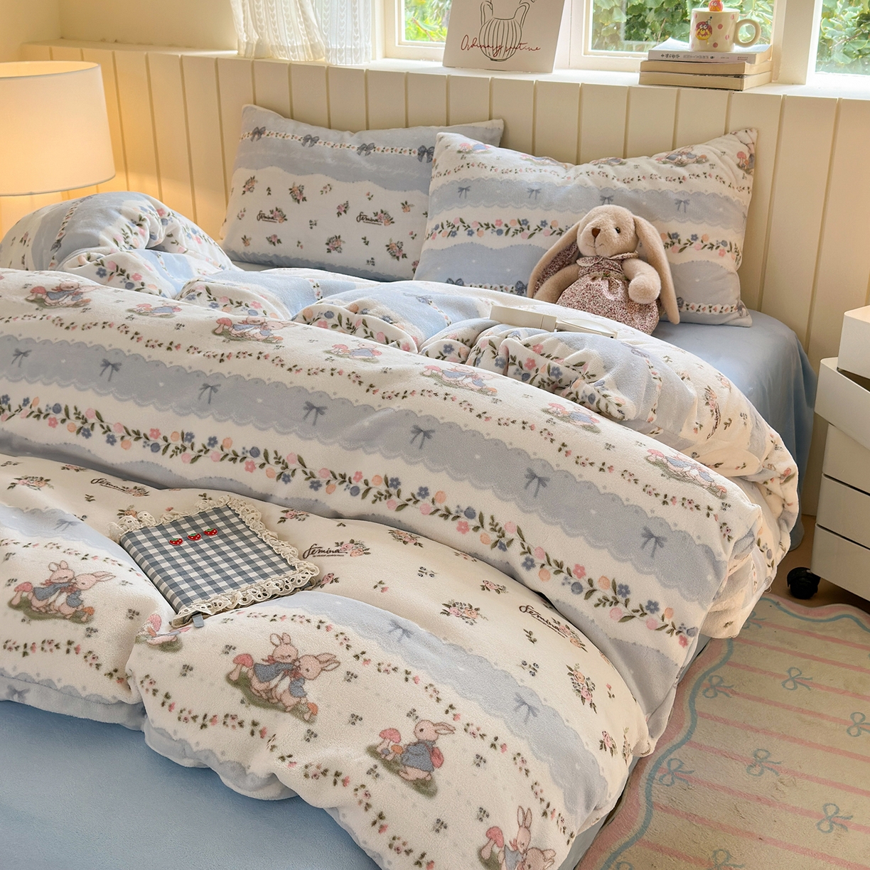 91家纺网 家纺一手货源 找家纺 丽美人家纺 2025新款小版印花牛奶绒四件套 花边小兔