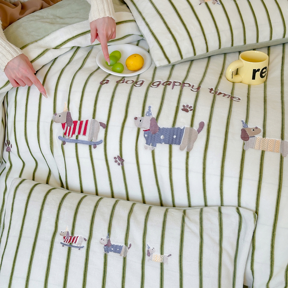 91家纺网 家纺一手货源 找家纺 优悦生活馆 2025新款牛奶绒卡通印花刺绣四件套系列 条纹狗-绿