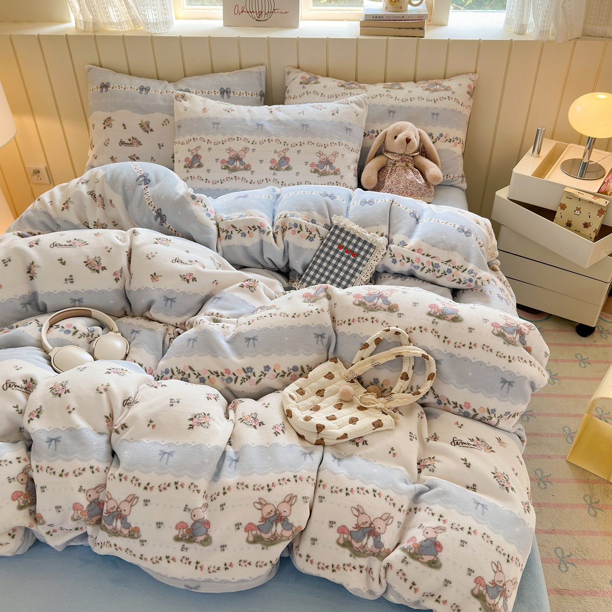 91家纺网 家纺一手货源 找家纺 丽美人家纺 2025新款小版印花牛奶绒四件套 花边小兔