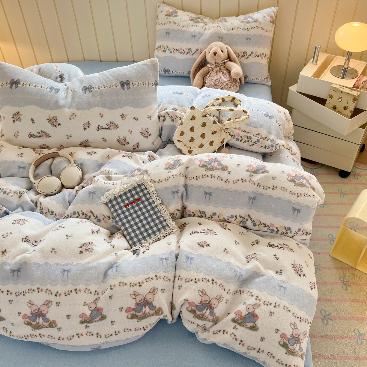 91家纺网 家纺一手货源 找家纺 丽美人家纺 2025新款小版印花牛奶绒四件套 花边小兔