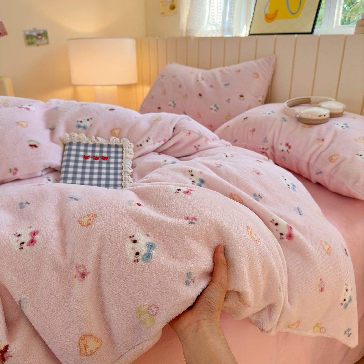 91家纺网 家纺一手货源 找家纺 丽美人家纺 2025新款小版印花牛奶绒四件套 可爱小猫