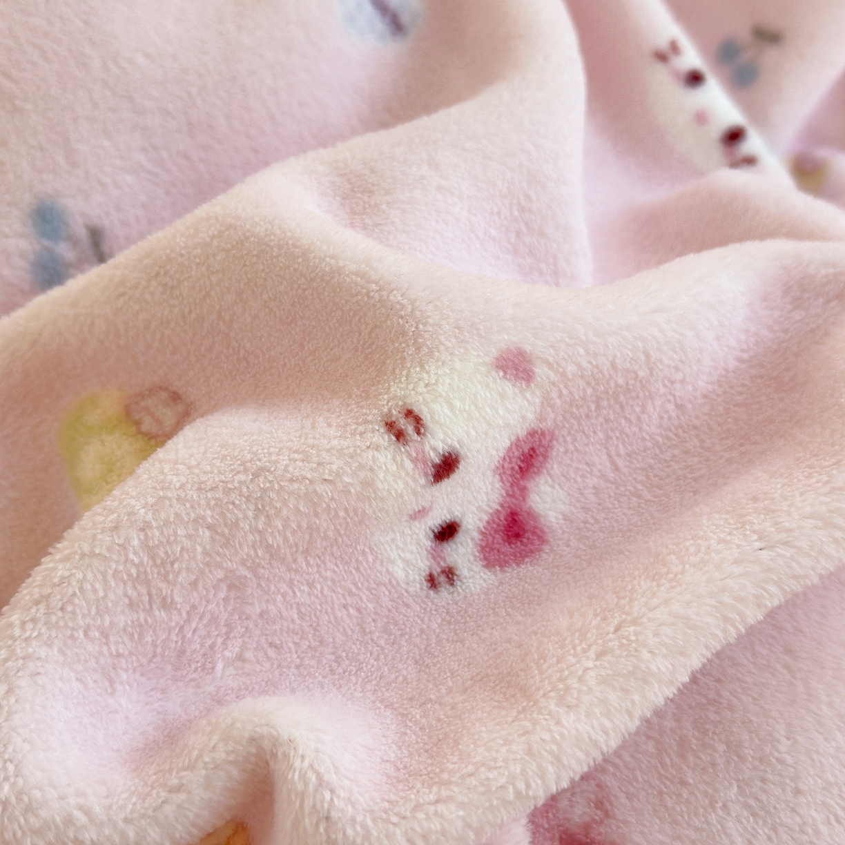 91家纺网 家纺一手货源 找家纺 丽美人家纺 2025新款小版印花牛奶绒四件套 可爱小猫