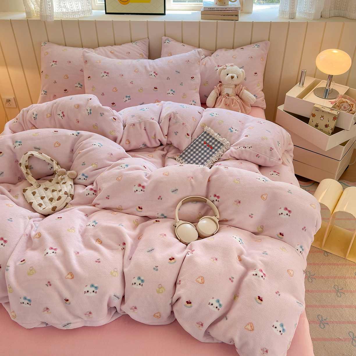 91家纺网 家纺一手货源 找家纺 丽美人家纺 2025新款小版印花牛奶绒四件套 可爱小猫