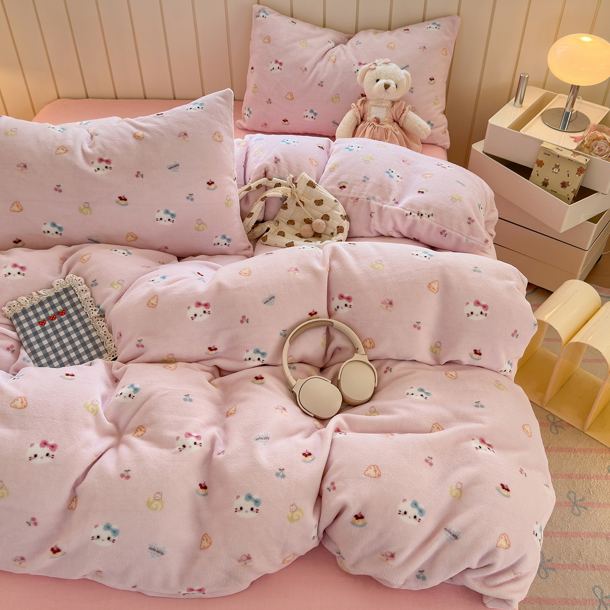 91家纺网 家纺一手货源 找家纺 丽美人家纺 2025新款小版印花牛奶绒四件套 可爱小猫